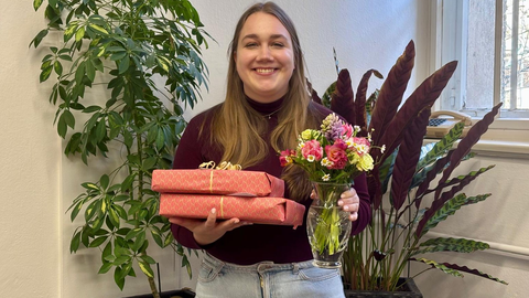Zu sehen ist Johanna Grillmeyer mit Geschenken und Blumen in der Hand