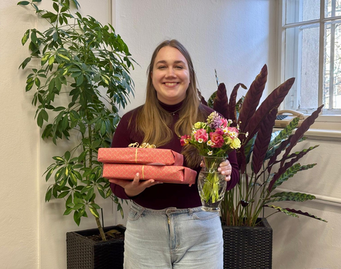 Zu sehen ist Johanna Grillmeyer mit Geschenken und Blumen in der Hand