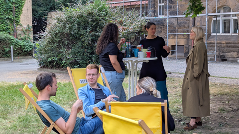 Zu sehen sind junge Menschen bei einem Workshop