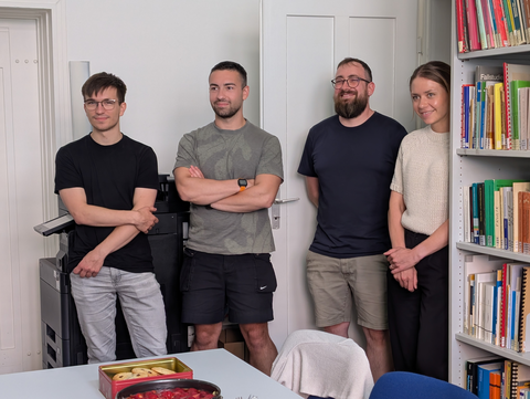 Zu sehen sind Mitarbeitende des Informatiklabors und der Professur für Wirtschaftspädagogik