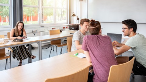Studierende sitzen in einem Seminarraum