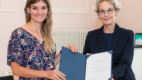 Karoline Glaser bei der Übergabe der Ernennungsurkunde