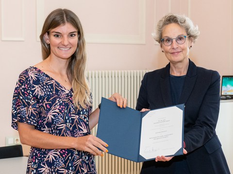 Karoline Glaser bei der Übergabe der Ernennungsurkunde