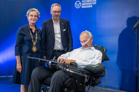 Prof. Dr. Thomas Günther wird mit der Ehrennadel ausgezeichnet