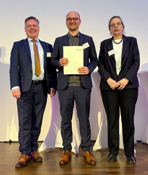 Zu sehen ist Dr. Andreas Leibing bei einer Preisverleihung