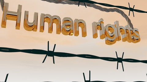 Es ist ein Stacheldrahtzaun zu sehen und ein Schriftzug Human Rights