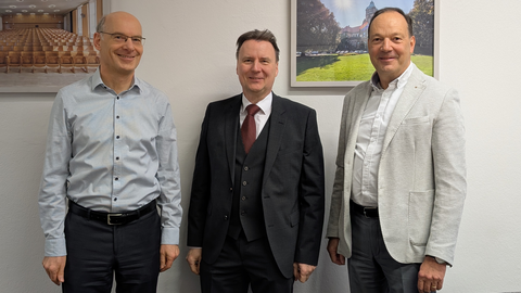 Zu sehen sind Prof. Buscher, Prof. Schefczyk und Prof. Lasch