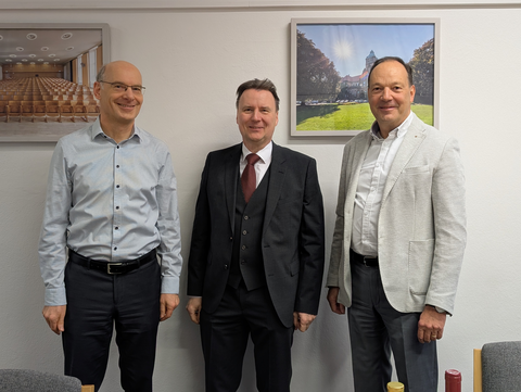 Zu sehen sind Prof. Buscher, Prof. Schefczyk und Prof. Lasch