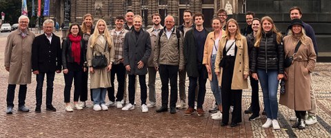 Es ist eine große Gruppe vor der Semperoper zu sehen.