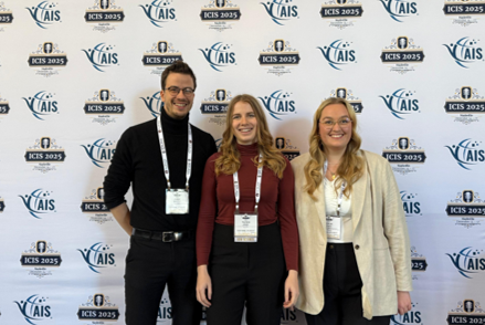 Zu sehen sind Janek Müksch, Theres Rüger und Sonja Olbing 