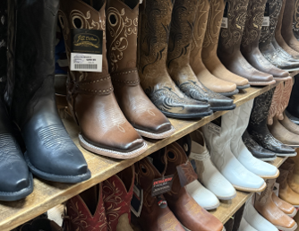 Zu sehen ist ein Schuregal mit Cowboystiefeln