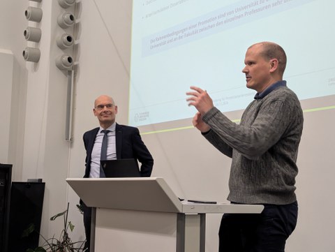 Es sind Prof. Udo Buscher und Prof. Martin Wiener zu sehen