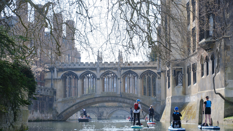 Zu sehen ist ein Kanal mit Standup Paddlern in Cambridge
