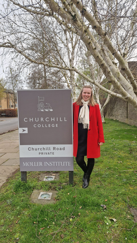 Zu sehen ist Vilja Lange vor einem College in Cambridge