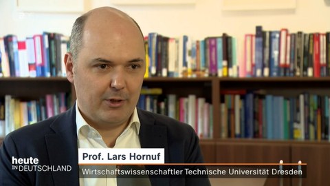 Zu sehen ist Prof. Lars Hornuf in einer Fernsehsendung