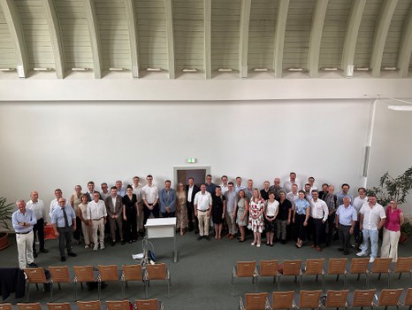 Zu sehen ist das Gruppenbild des Logistik-Symposium zum Abschied von Prof. Lasch