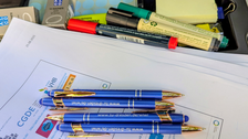 Zu sehen sind Kugelschreiber