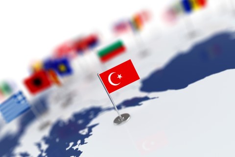 Türkische Flagge und europäische Flaggen