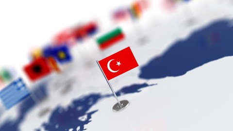 Türkische Flagge und europäische Flaggen