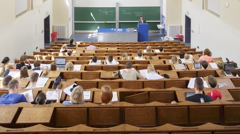 Foto von einem Hörsaal, in dem gerade eine Vorlesung stattfindet.