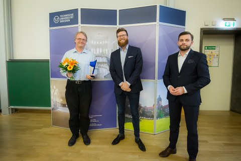 Zu sehen ist der Preisträger Matthias Lohse zusammen mit Thomas Walther und Stefan Albers von nexus e.V.