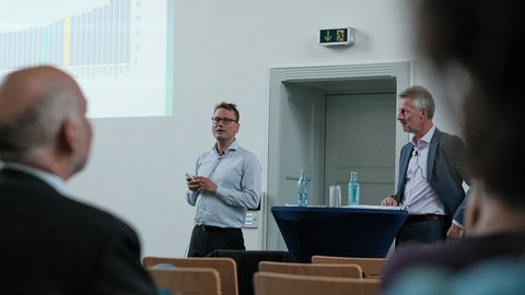 Zu sehen sind Dr. Robert Grundke und Prof. Dr. Alexander Kemnitz