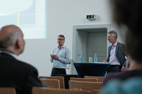 Zu sehen sind Dr. Robert Grundke und Prof. Dr. Alexander Kemnitz