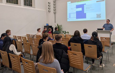 Zu sehen ist eine Veranstaltung im Festsaal