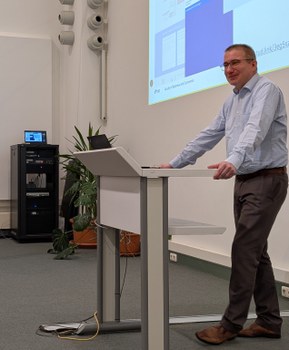 Zu sehen ist Prof. Dobler