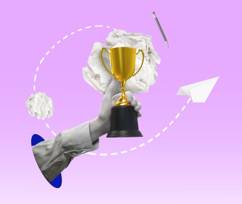 Zu sehen ist ein Hand vor pinkem Hintergrund, die einen Pokal in die Höhe hebt. 