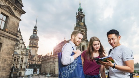 Studierende vor der Frauenkirche