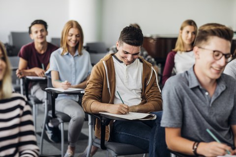 Studierende in einem Seminarraum