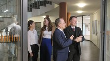 Es sind vier Menschen zu sehen, die im Rondell des HÜL stehen