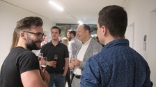 Es ist eine Gruppe Menschen bei einem Come Together zu sehen