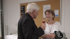 Man sieht ehemalige Mitarbeitende der Fakultät beim Get together am Tag der Fakultät.