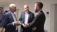 Man sieht Mitarbeitende der Fakultät beim Get together am Tag der Fakultät.