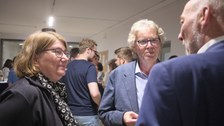 Man sieht Mitarbeitende der Fakultät beim Get together am Tag der Fakultät.