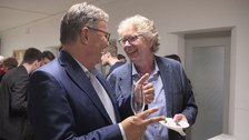 Man sieht ehemalige Mitarbeitende der Fakultät beim Get together am Tag der Fakultät.