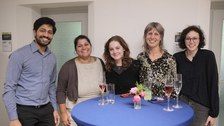 Man sieht Mitarbeitende der Fakultät beim Get together am Tag der Fakultät.