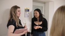 Es sind zwei Frauen zu sehen, die sich unterhalten