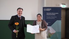 Es sind der Dekan und Samanthi Dijkstra-Silva zu sehen