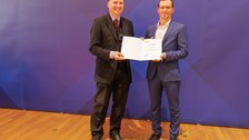 Es ist der Dekan zu sehen mit Dr. Enrico Haase