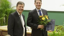 Prof. Dr. Hermann Locarek-Junge und Dr. Tony Klein, der den Dr. Feldbausch-Preis für herausragende Dissertationen erhielt