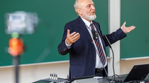 Es ist Prof. em. Dr. Dr. h.c. mult. Hans-Werner Sinn, der frühere Präsident des ifo Instituts, bei seiner Festrede zur 30 Jahr-Feier der Fakultät zu sehen