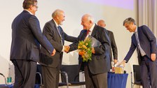 Zu sehen ist Prof. Milbradt, der sich bei Prof. Sinn bedankt