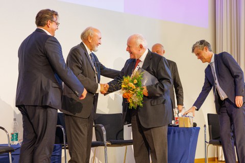 Zu sehen ist Prof. Milbradt, der sich bei Prof. Sinn bedankt