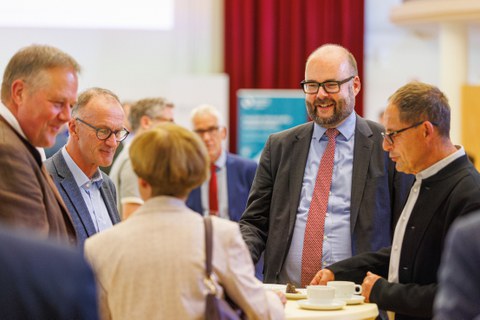 Zu sehen sind Gäste beim Abschiedssymposium von Prof. Milbradt