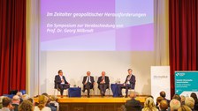 Zu sehen ist eine Podiumsdiskussion