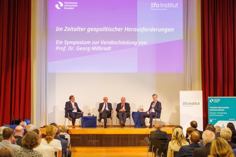 Zu sehen ist eine Podiumsdiskussion