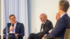 Zu sehen ist Prof. Leßmann bei der Moderation einer Podiumsdiskussion
